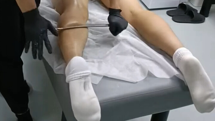 นักกีฬาแช่อย่างเต็มที่เพื่อผ่อนคลายขา