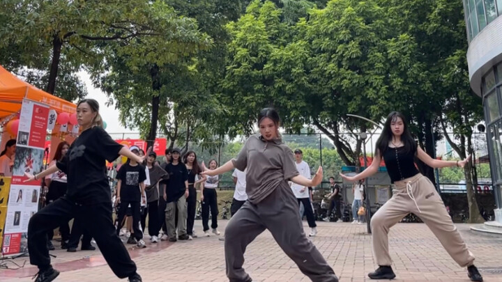 Buổi tuyển thành viên mới của đội nhảy đường phố Khoa Kinh tế và Quản trị Trường Đại học Sư phạm Hoa