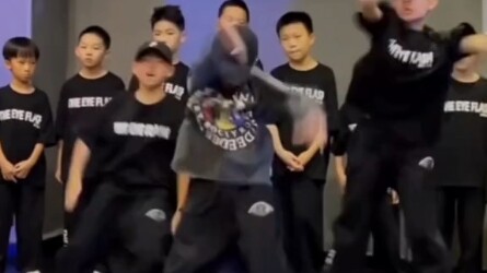 那么多爱豆翻跳smoke，我觉得这些小孩儿跳的反而好的太多了