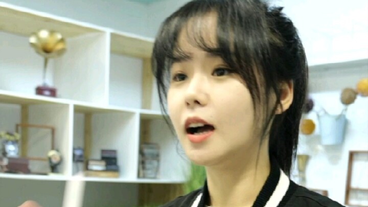 Datang memperbaiki kulkas tengah malam begini!