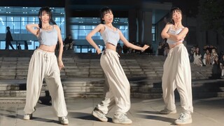 Pertunjukan Jalan Klub Dansa Jalanan Universitas! Gadis sekolah menari Hype Boy di gerbang sekolah~