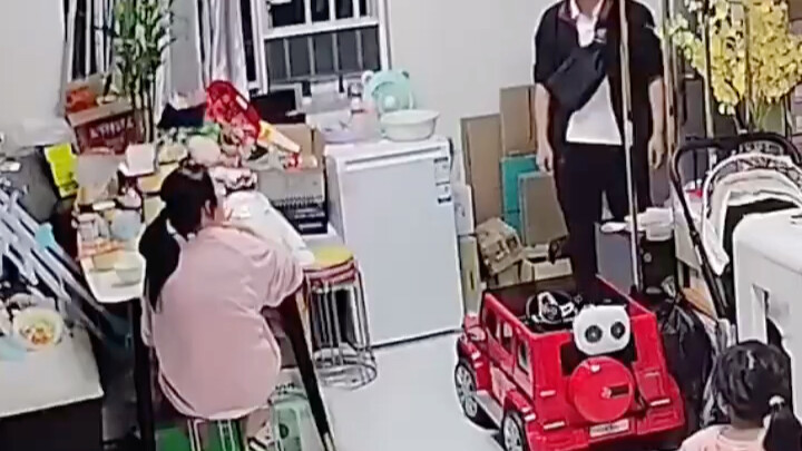 在家疯疯癫癫来掩盖在外的唯唯诺诺