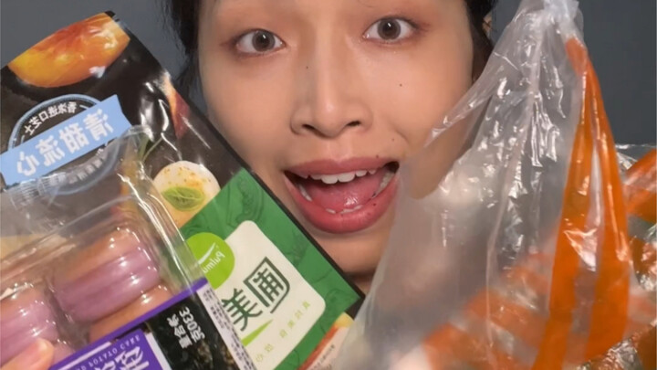 The moon is bright in front of the bed, and the midnight snack is so delicious (⁎⁍̴̛ᴗ⁍̴̛⁎)