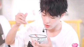 Sự khác biệt giữa đồ ăn Tiêu Chiến và Vương Nhất Bác ăn, cư dân mạng bình luận điên cuồng!