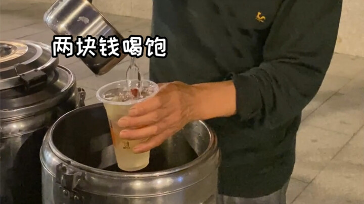 ซุปหวานข้างทางเติมได้ไม่อั้นสองหยวน คืนฤดูร้อนนี้อบอุ่นหัวใจ