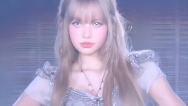 أحدث أداء منفرد لـ LISA: امرأة جديدة + نجم روك