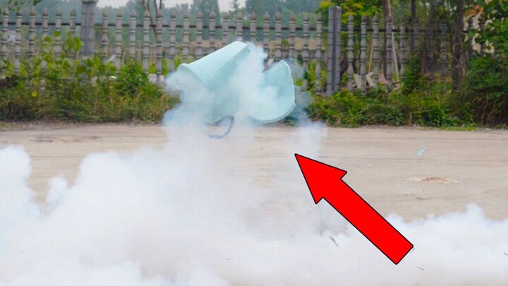 Cho nitơ lỏng vào chai nước khoáng kín, sức công phá ngang ngửa bom!!!