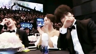 Cười điên cuồng~ Nữ chính ngồi dưới khán đài, nhìn nam chính và nam phụ cùng nhau lên sân khấu nhận 
