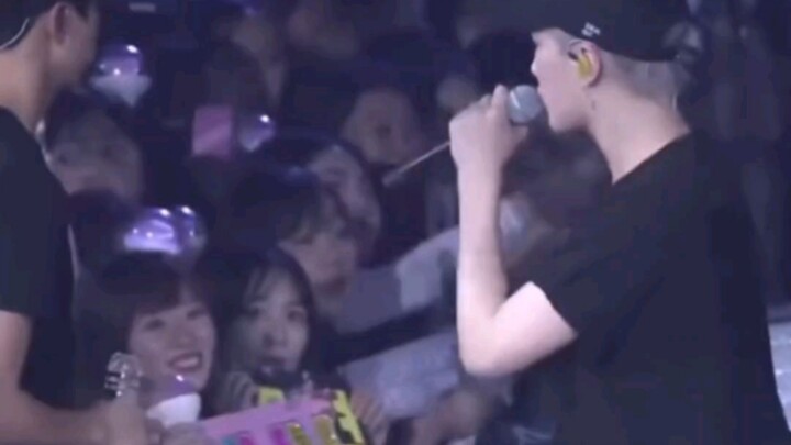 الصوت الذي غنّاه ذلك المعجب في نسخة طلب التبرع بالعملات صعد بالأغنية كلها إلى مستوى جديد تمامًا، ولا