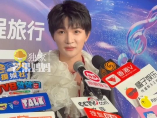 Zhou Shen rarely comes across a mic stand this low.