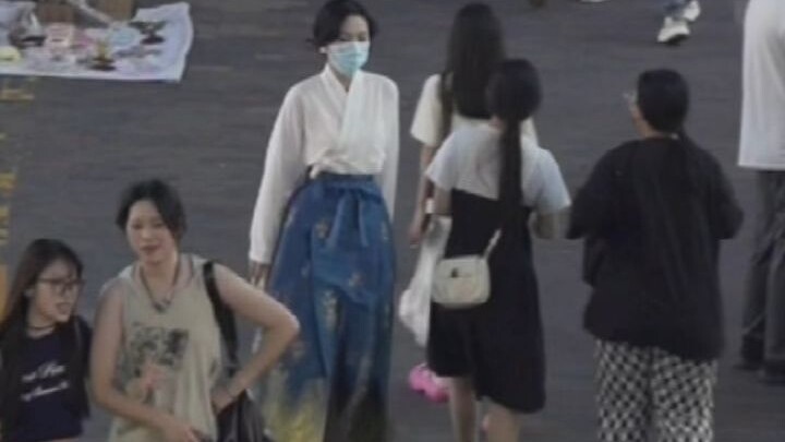 Trong đám đông, thứ tỏa sáng không phải là tôi, mà là chiếc váy Mã Diện đã được truyền thừa hàng tră