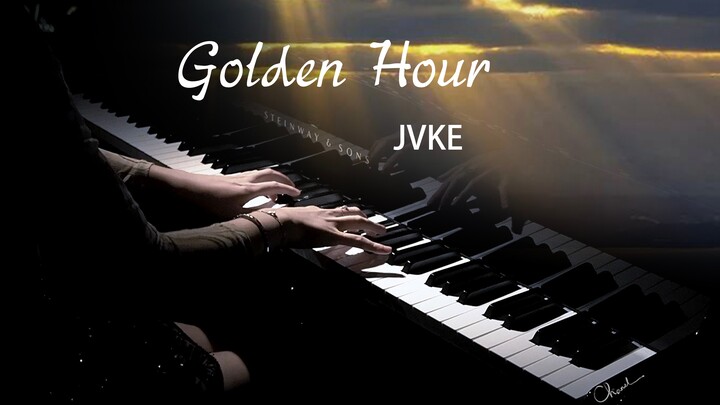 Piano playing "Golden Hour" - The sunset is indulged in the orange sea, and the evening wind is indu