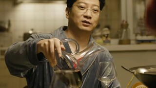 男人竟往美女酒杯里下药