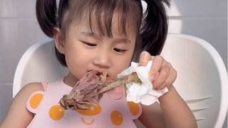 肉留给妈妈吃 自己只剩骨头了