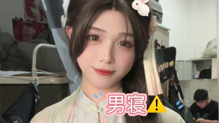 [Women's Clothing in Men's Dormitory] Can your roommate really bear it?