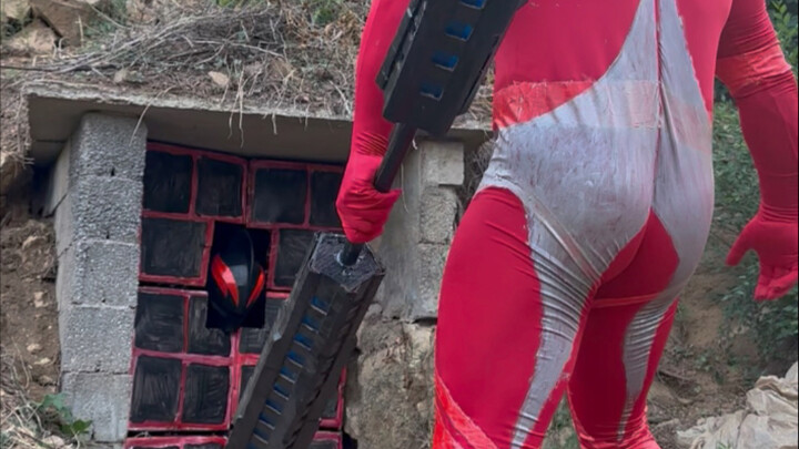 Ultraman’s out of prison! Hello, everyone. I’m Belial. I’m here to destroy Earth!