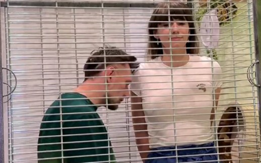 “Nhỏ bé nép mình”