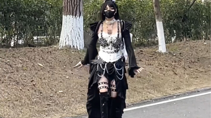When you have a friend who wears a very conspicuous bag...