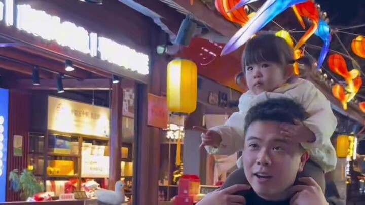I finally understand why my kid always cries for a hug when we’re in crowded places!