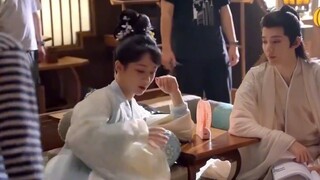 Yang Zi sangat imut di lokasi syuting! Di lokasi syuting, Deng dan Deng berputar-putar memamerkan ge