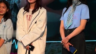 大学生演饭圈人见到女明星哈哈哈！想看又不敢看，最后成功