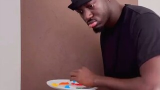 小哥先在脸部涂鸦，然后现场自画像...如果一切都是随机的，那也太厉害了！