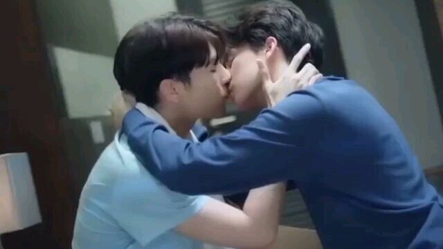 tharntype Mewgulf kissing scene