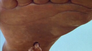 眼看男孩就要被大脚丫子踩死