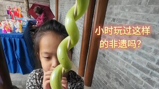 The intangible cultural heritage of sugar figurine blowing is a true legend! A cute girl watched mal