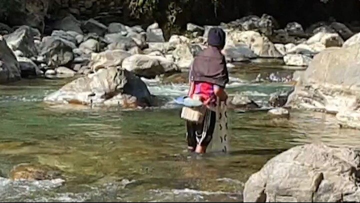 cast net fishing in Nepal | himalayan trout fishing | cast netting |