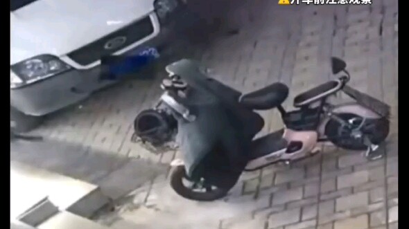 سقط الرجل أرضًا ولم ينهض، فُتِحَزَم تحت السيارة لكنه لم ينسَ أن يخرج هاتفه؟