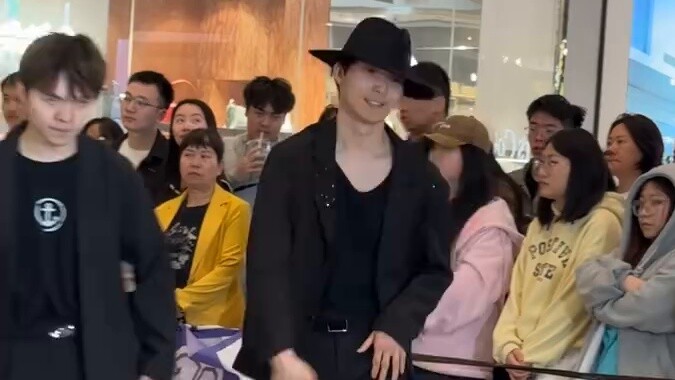 Cover dance STEP milik Zhang Yixing (rekaman langsung roadshow)