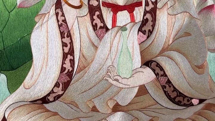 奶奶绣观音前，每天都会整理自己的仪表，奶奶说越是心诚绣得越像，这种老一辈的仪式感现在年轻人中越来越少了