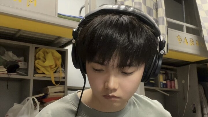 Latihan bermain piano di asrama – Suara dari headphone vs suara yang didengar teman sekamar