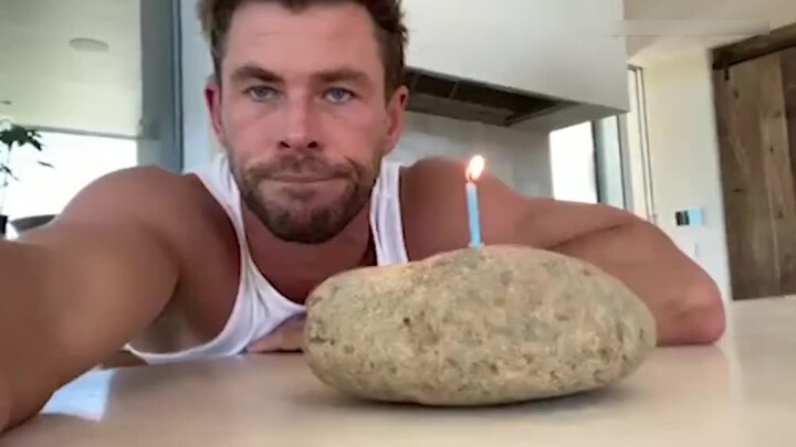 "ثور" يحتفل بعيد ميلاد دوين جونسون