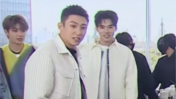 【Huang Jingyu: Cuma ngurusin meja aja kok bikin heboh banget】