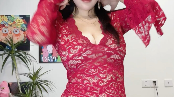 Phần phát lại livestream hôm qua chỉ có thể mặc trên nền tảng này thôi, váy đỏ giới hạn nè!