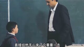男孩上课总是迟到，老师被惹得没办法才打他手心！