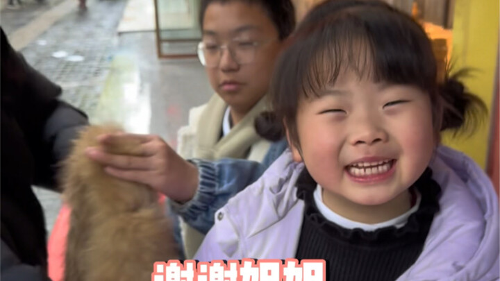 Siapa yang waktu kecil tidak pernah memakai baju baru yang diberikan kakak perempuan～