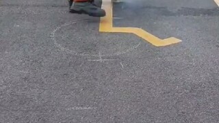 原来这些路标都是人工画出来的，连人形标志也是画的