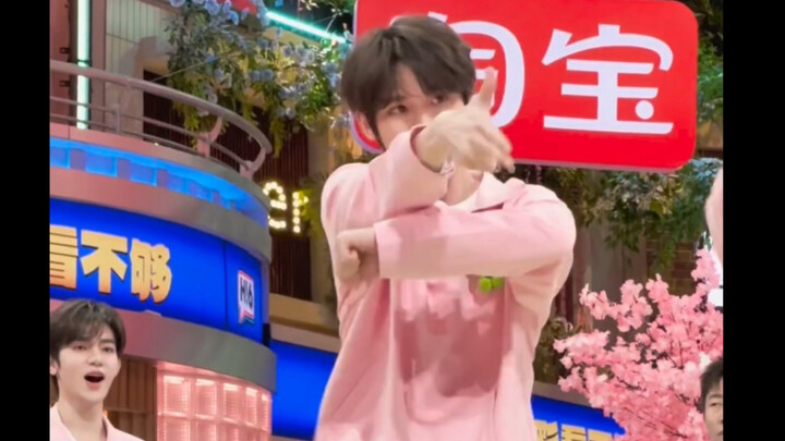 تنغ تشنغ شين في رقصة hi6 مع إحساس متناقض، أداء رائع وقوي لرقصة "Chk Chk Boom" يتوافق تمامًا مع الإيق