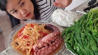 ส้มตำปลาร้าเผ็ดๆ&หมึกยักษ์แซ่บๆ Spicy papaya salad with Octopus & Vegetables