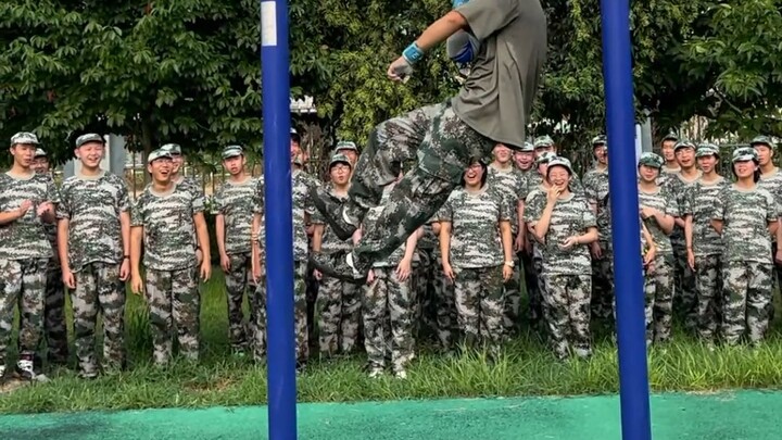 ครูฝึกที่เดินบนอวกาศได้หล่อมาก…