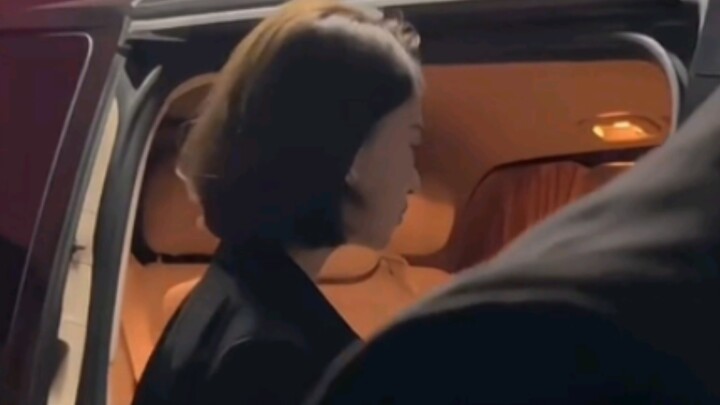 Wu Jinyan in a suit VS Wang Xingyue in a suit, who looks better?