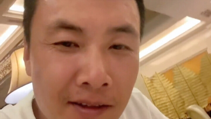 “Đâu ra cả trăm nghìn quân cơ chứ? Trẫm sẽ thân chinh thanh trừng!”