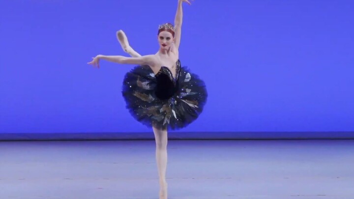 Samantha Striplin, 15 tuổi, đến từ nhóm Black Swan Variations of Swan Lake, đã lọt vào top 12 hạng m