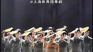 Langit-langit Teater Tari "Gelombang Abadi"