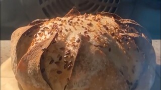 الخبز الذي ينتفخ تدريجيًا أثناء الخبز، مليء بالسعادة والهناء.