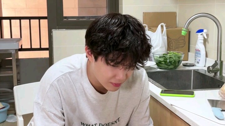 دفعت 50 لاستئجار طالب جامعي ليطبخ، فقال الأخ الصغير إنه يستطيع أيضًا تقديم الخدمة شهريًا؟