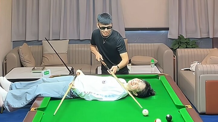 Coke đang vui đùa cùng Thần Phi